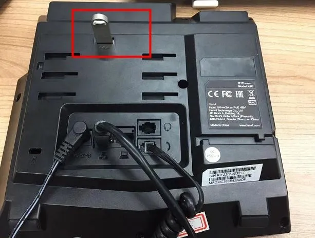 USBドライブを電話機に挿入